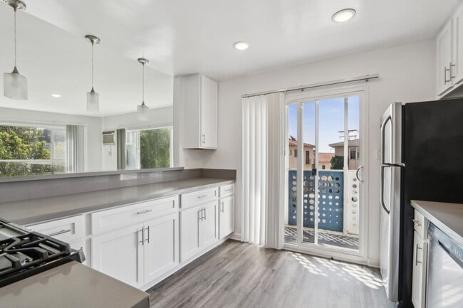 Interior Photo - 616 North Sweetzer Avenue