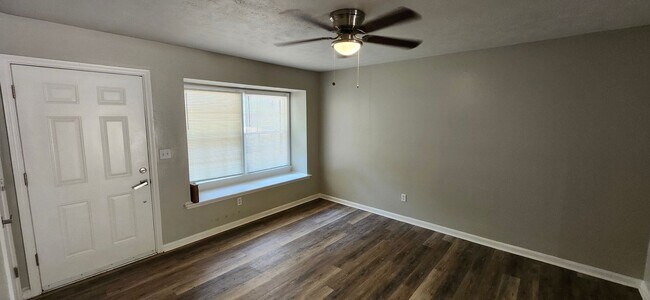 Building Photo - 3 Bedroom Home North Columbus