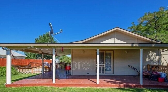 Building Photo - 1311 N Shamrock St