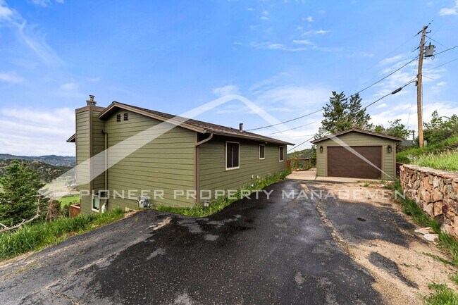 Building Photo - Spectacular House with Mountain Views and ...