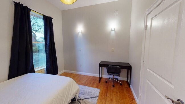 Building Photo - Queen room in 5-bed/2.5-bath Home
