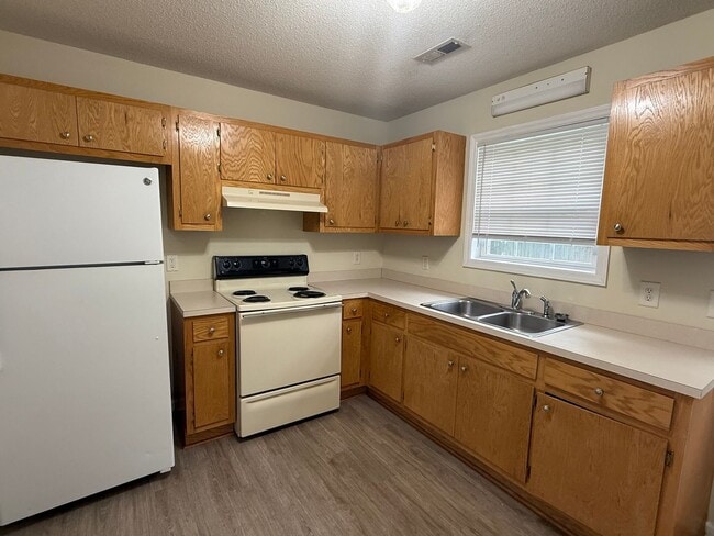 Building Photo - Two bedroom, 1 bath apartment in Graham (P...
