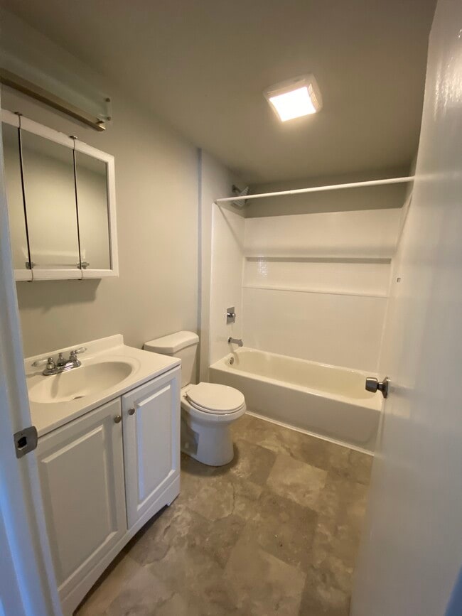 Bathroom - 911 Dogwood Rd