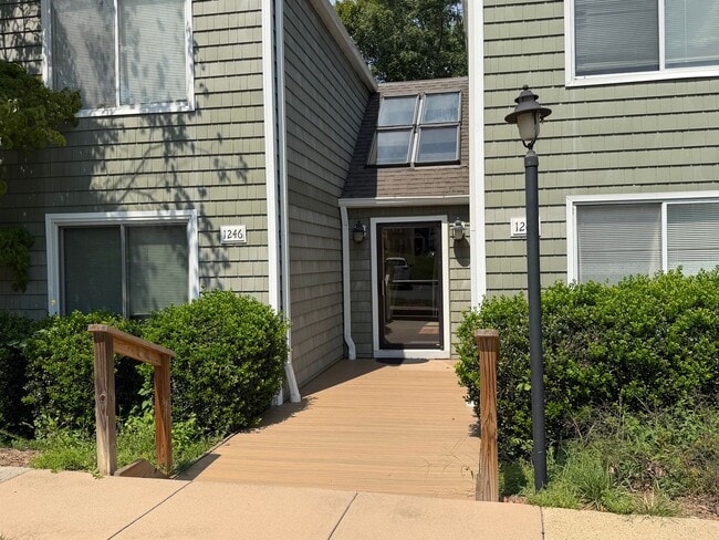 Building Photo - 1250 Clifden Green