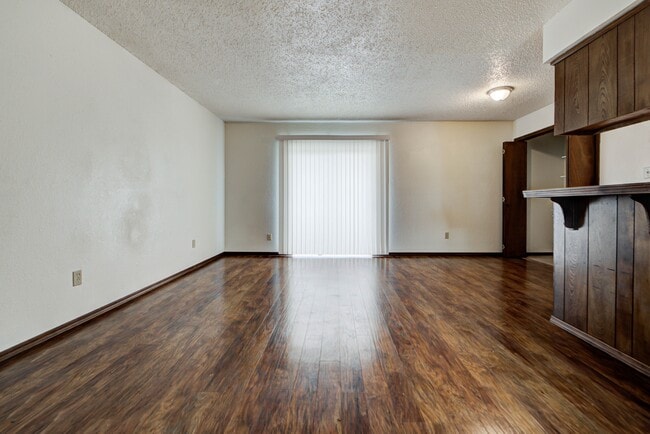 Building Photo - 1315 Glen Oaks Ct