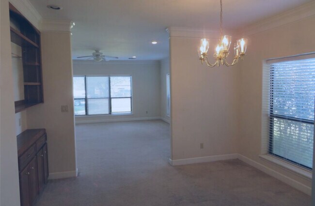 Foto del edificio - 13321 Lake Breeze Ln