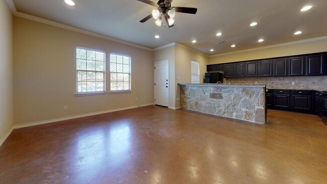 Building Photo - 3 bed 3 bath available in, 4/4 Barracks to...