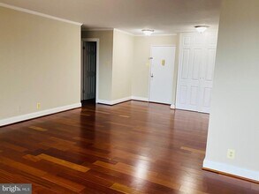 Building Photo - 205 Yoakum Pkwy