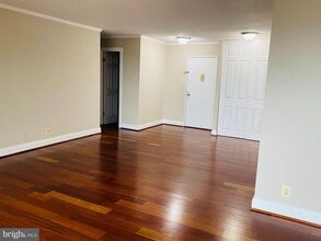 Building Photo - 205 Yoakum Pkwy