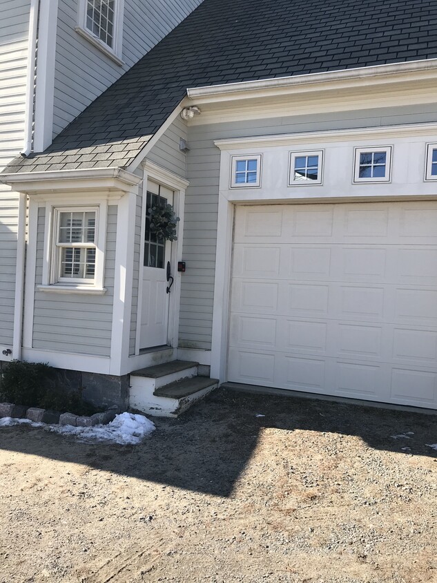 Private Side Entrance - 7 White Ave