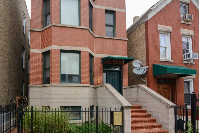 Foto del edificio - 1736 W Augusta Blvd