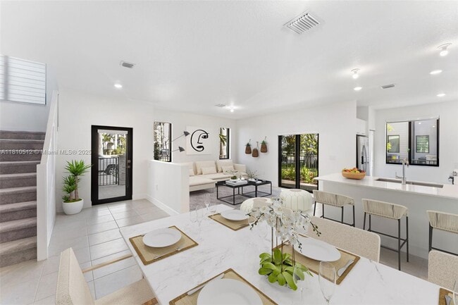 Foto del edificio - 8336 Central Park Blvd