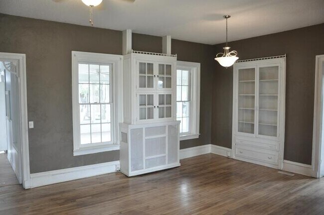 Foto del edificio - Historic 4 BR/2Ba and Spacious