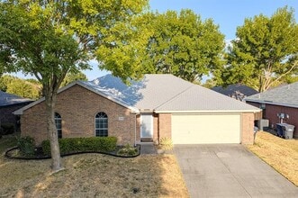 Building Photo - 2712 Douglas Dr