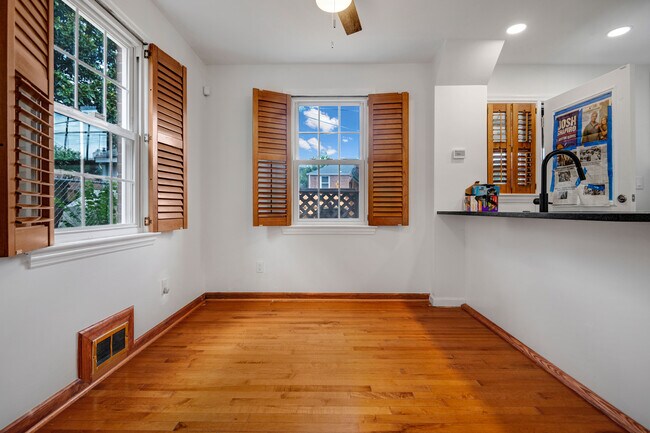 Foto del edificio - 624 Faraday Pl NE