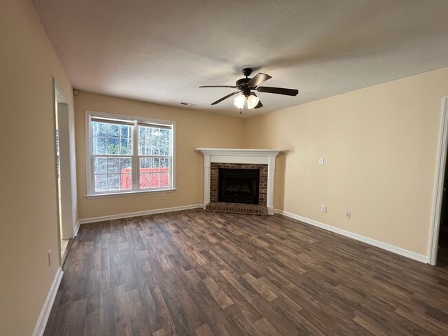 Building Photo - HALF OFF FIRST FULL MONTHS RENT!