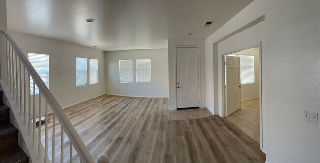 Foto del edificio - Large 5 bedroom / 2.5 Bathroom Perris Home