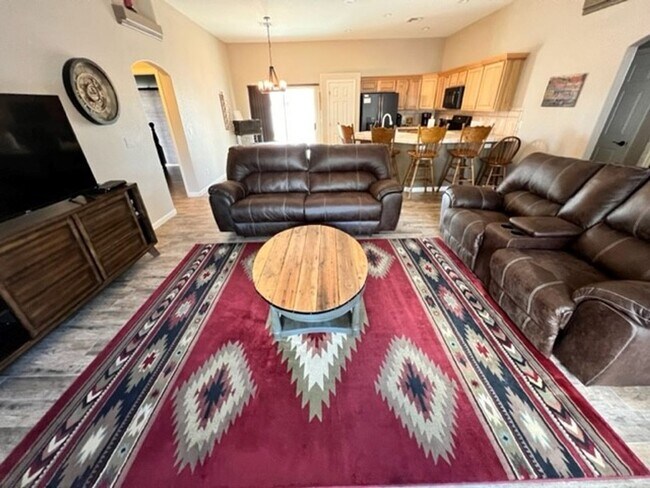 Foto del edificio - Luxury Vacation Fully Furnished Utilities ...
