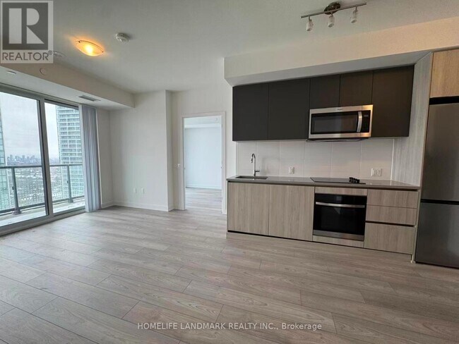 Photo du bâtiment - 5858 Yonge St