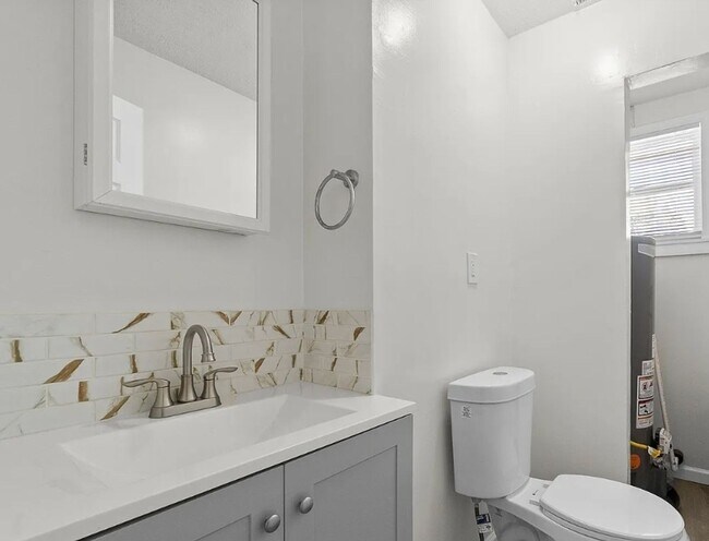 Foto del edificio - Stunning 4 Bedroom, 2 Bathroom home with modern upgrades