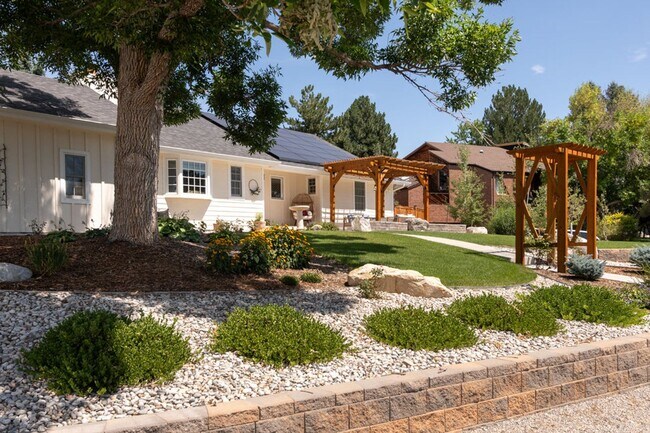 Foto del edificio - 5 Bedroom 2.5 Bath Retreat in Prime Arvada...