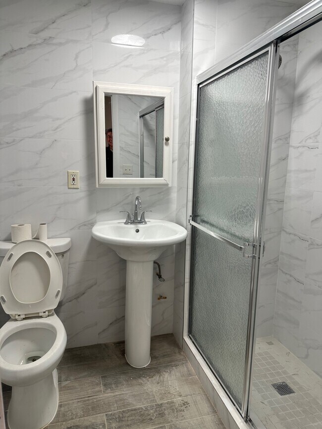 Foto del edificio - 1838 Bath Ave