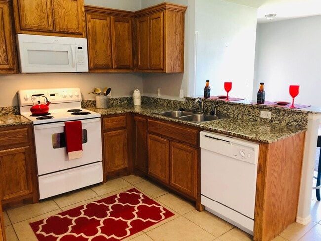 Building Photo - 3 bedroom, 2 bath with 2 car garage duplex...