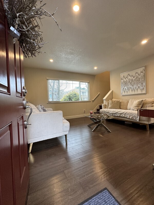 Foto del edificio - Walk To EVERYTHING From This Fully Furnish...