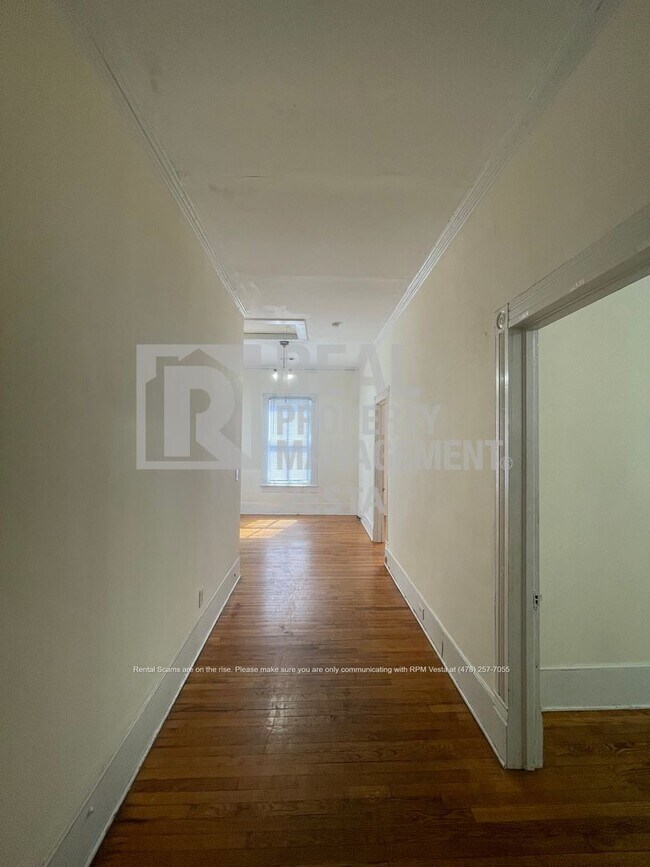 Building Photo - Charming Two Bedroom Apartment on Pierce A...