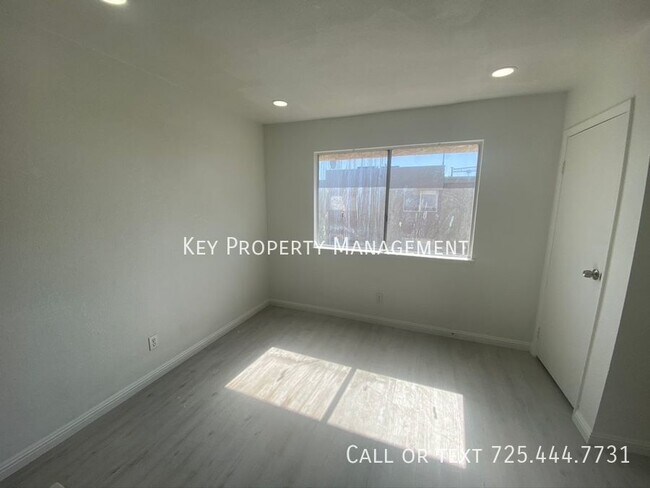 Building Photo - UPSTAIRS 2 BEDROOM & 1 BATH FOURPLEX UNIT ...