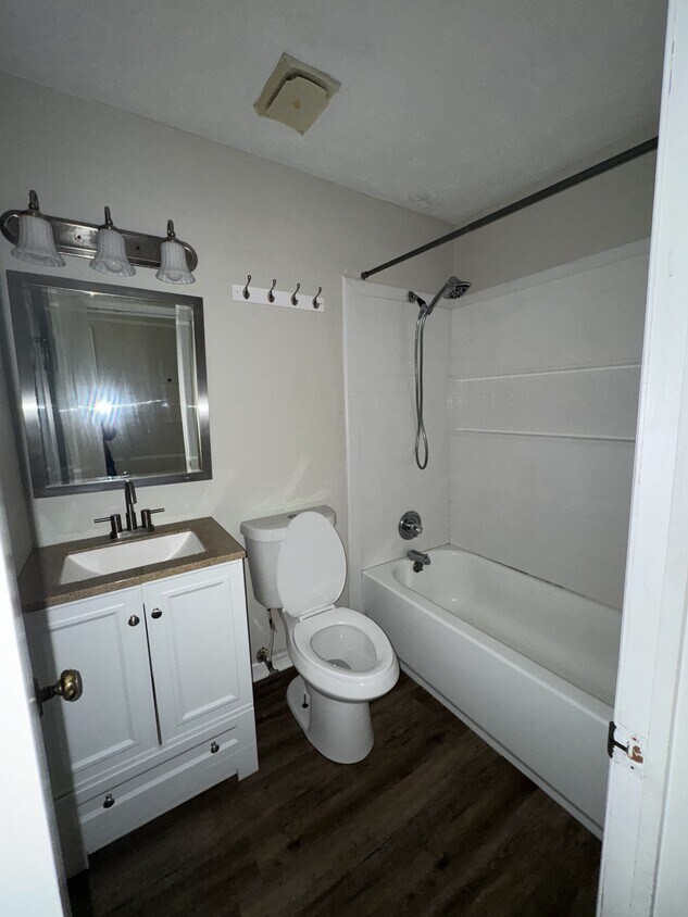 Foto del edificio - 220-224 4 Ply Ln