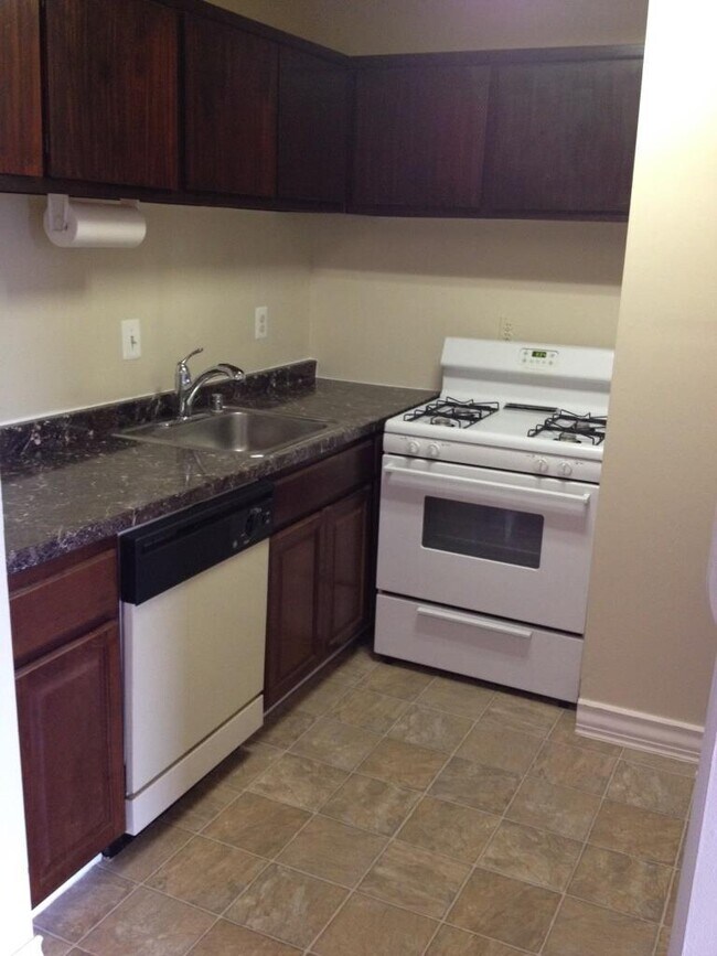 Building Photo - Spacious One Bedroom/One Bathroom Apartment in Montpelier Village with Panoramic Balcony Views wi...