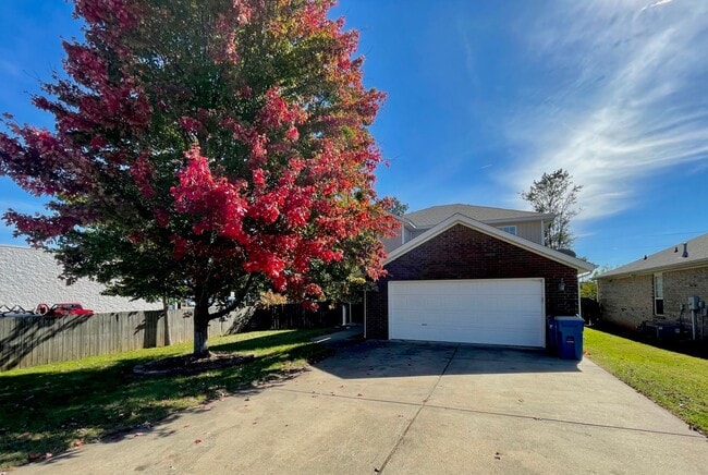 Foto del edificio - Large 3 BR 2.5 BA In Bentonville!