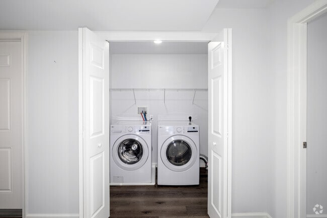 2BR, 1BA - 982SF - In-unit Laundry - City View Apartments