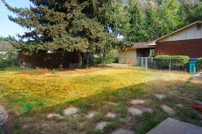 Building Photo - 1013 Castlerock Dr