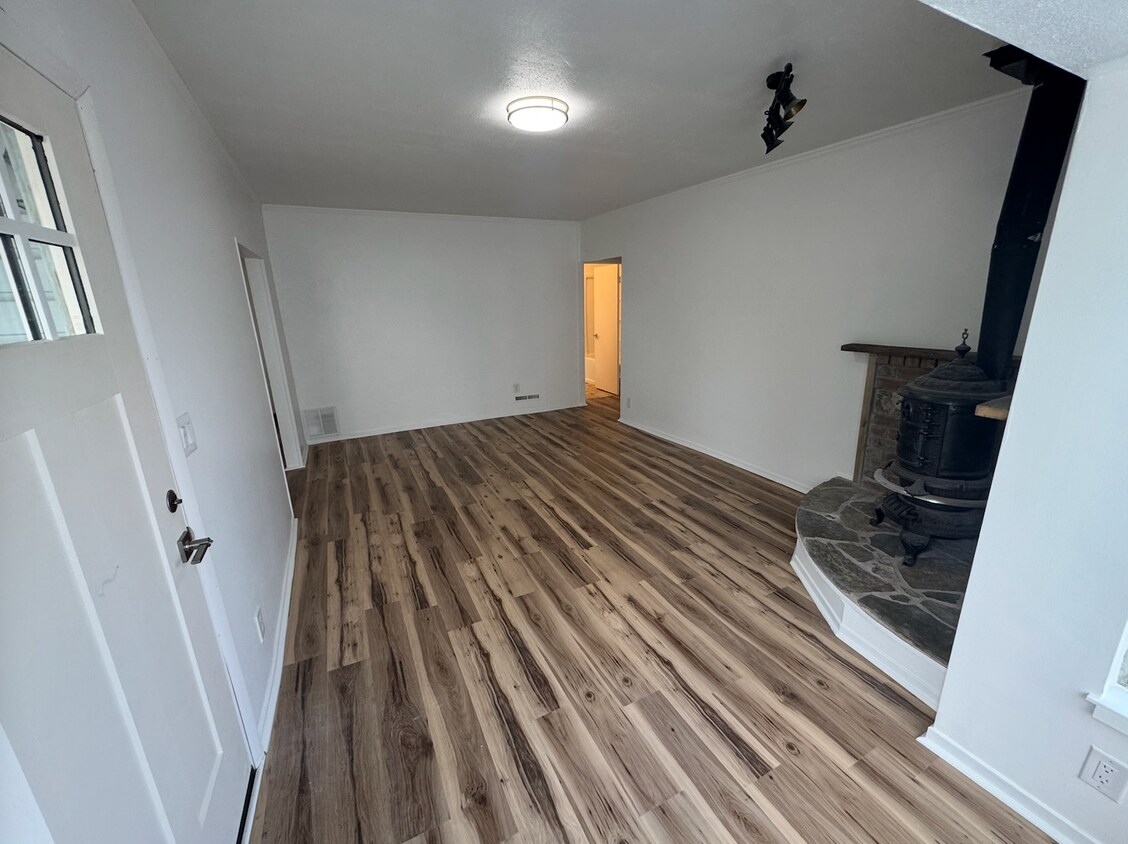 Primary Photo - Cute Lehi rambler with tons of yard space ...