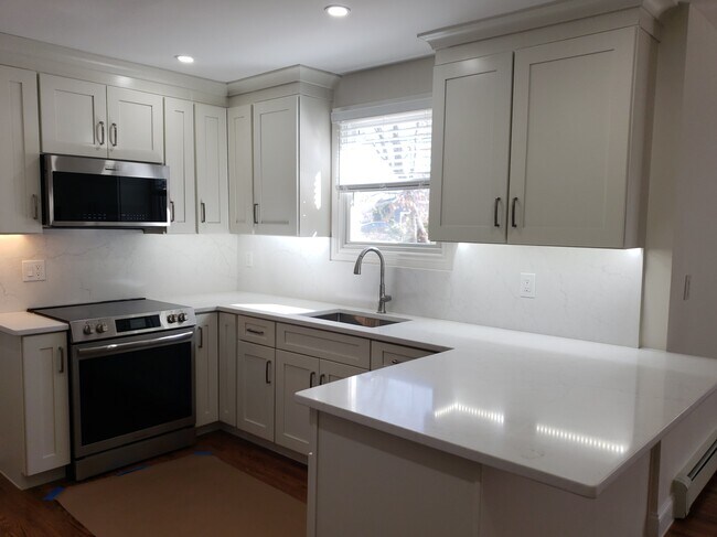 Foto del edificio - 34 Old East Neck Rd