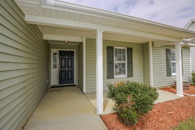Foto del edificio - Charming 3 Bed, 2 Bath Rental Home in Raeford, NC - Don't Miss Out!