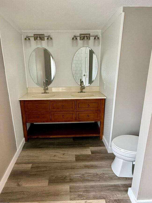 Building Photo - 3 bedroom apartment by UC campus!