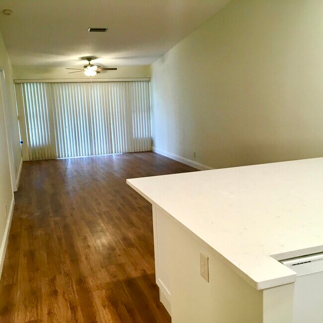 Foto del edificio - 8955 Sunnywood Pl