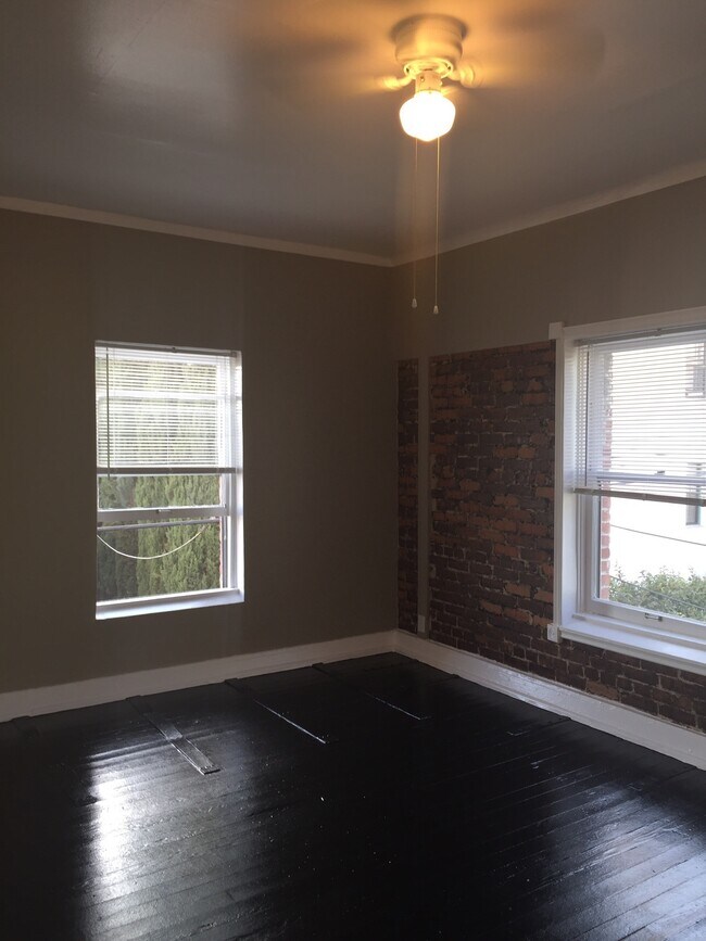 Building Photo - 1725 N Edgemont St