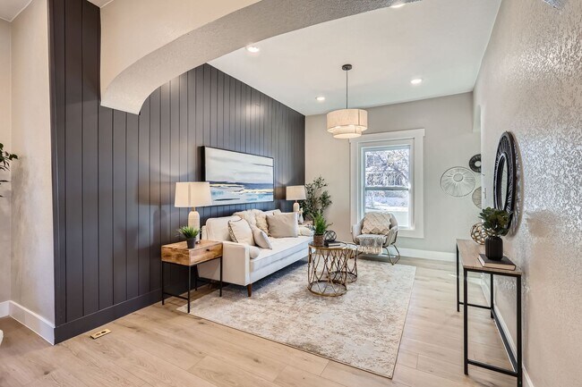Building Photo - Newly Remodeled Home!