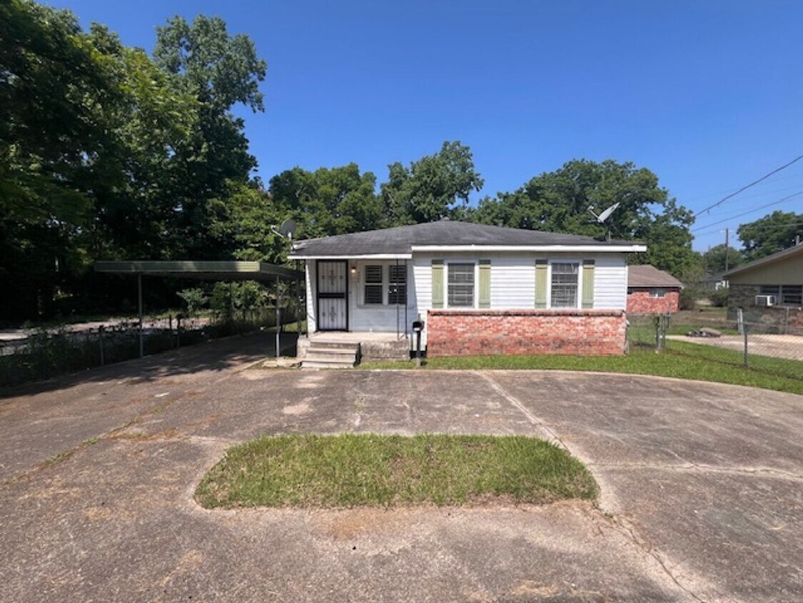 Primary Photo - 3 Bedroom / 1 Bath Home - For Rent