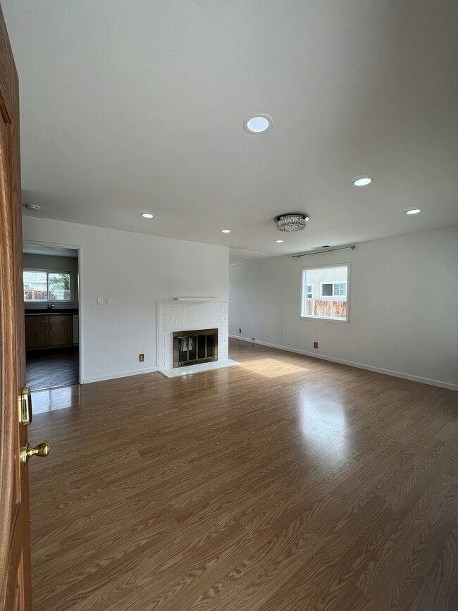 Foto del edificio - 40458 Landon Ave