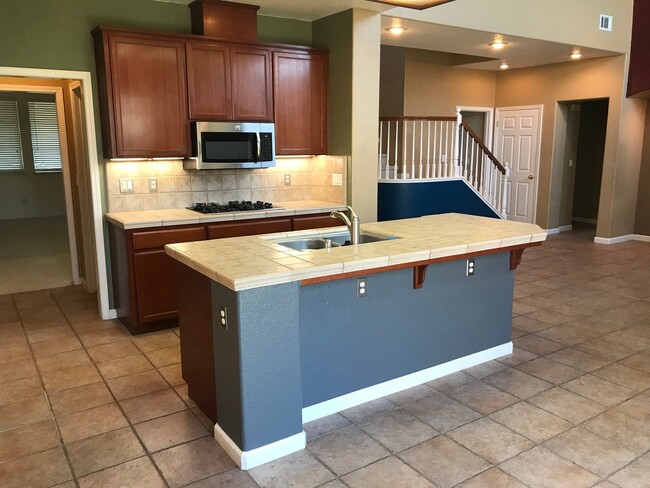 Building Photo - Beautiful 6 bedroom 3 Bathroom Manteca Home