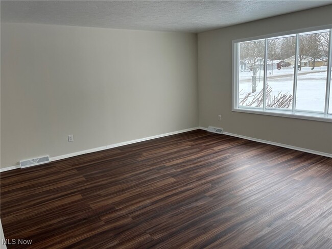 Building Photo - 8671 Ashwood Dr