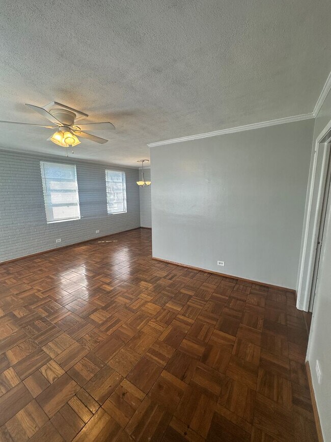 Building Photo - Beautiful 2bd/1bath Duplex