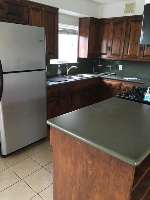 Kitchen - 4444 Bakman Ave