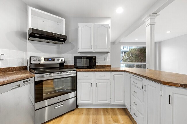 Photo du bâtiment - 3 Bed 1 Bath - 238 Notre Dame de Lile - 1 Month Free!