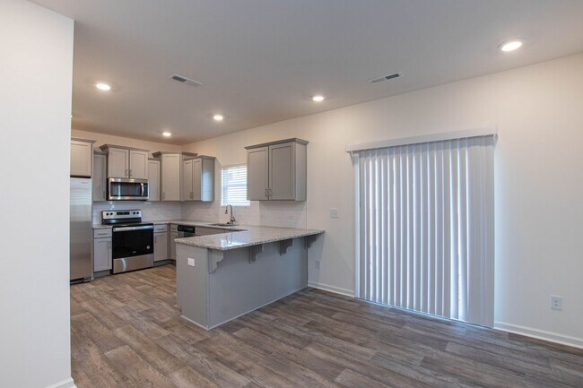 Foto del edificio - BEAUTIFUL 3BD/2.5BTH Townhome - Belmont - AUGUST 2026 MOVE IN